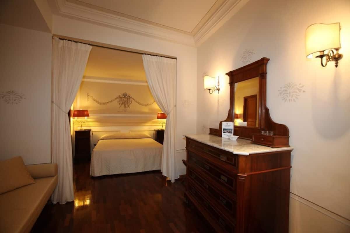 superior double room, 1 queen bed | minibar, in-room safe, desk, soundproofing