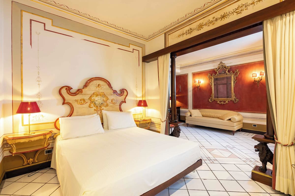 Suite Napoléonienne | 1 chambre, minibar, coffres-forts dans les chambres, bureau