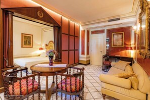 Suite Napoléonienne | Aire de séjour | Téléviseur