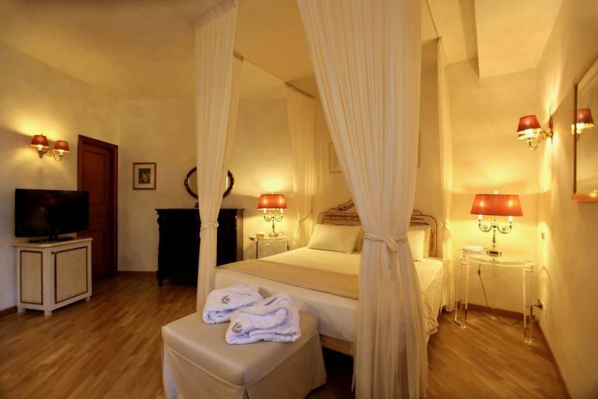 superior double room, 1 queen bed | minibar, in-room safe, desk, soundproofing