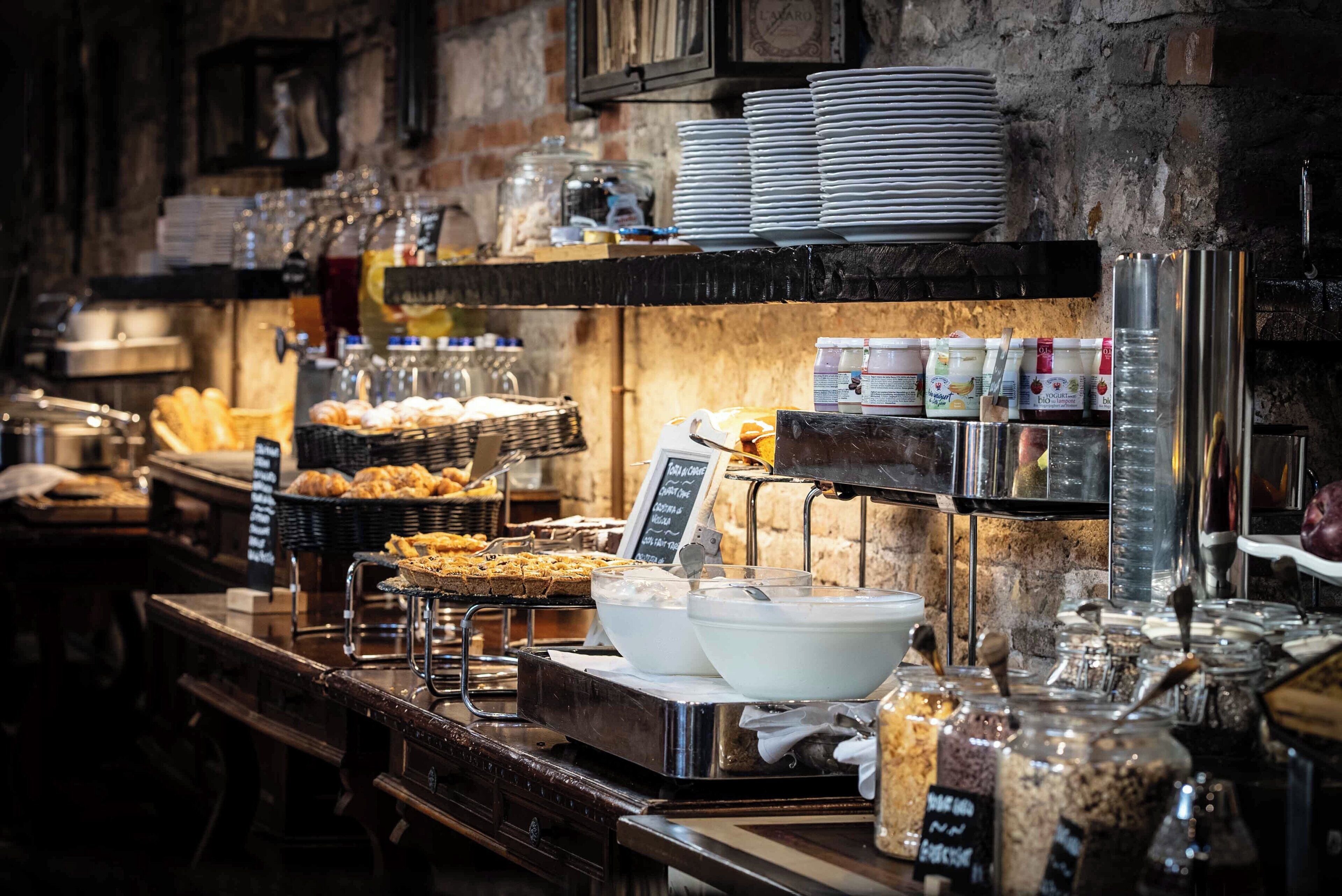 含每日吃到飽早餐