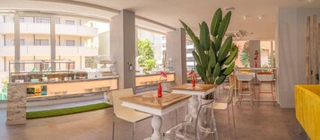 Breakfast, lunch, dinner served; Italian cuisine 