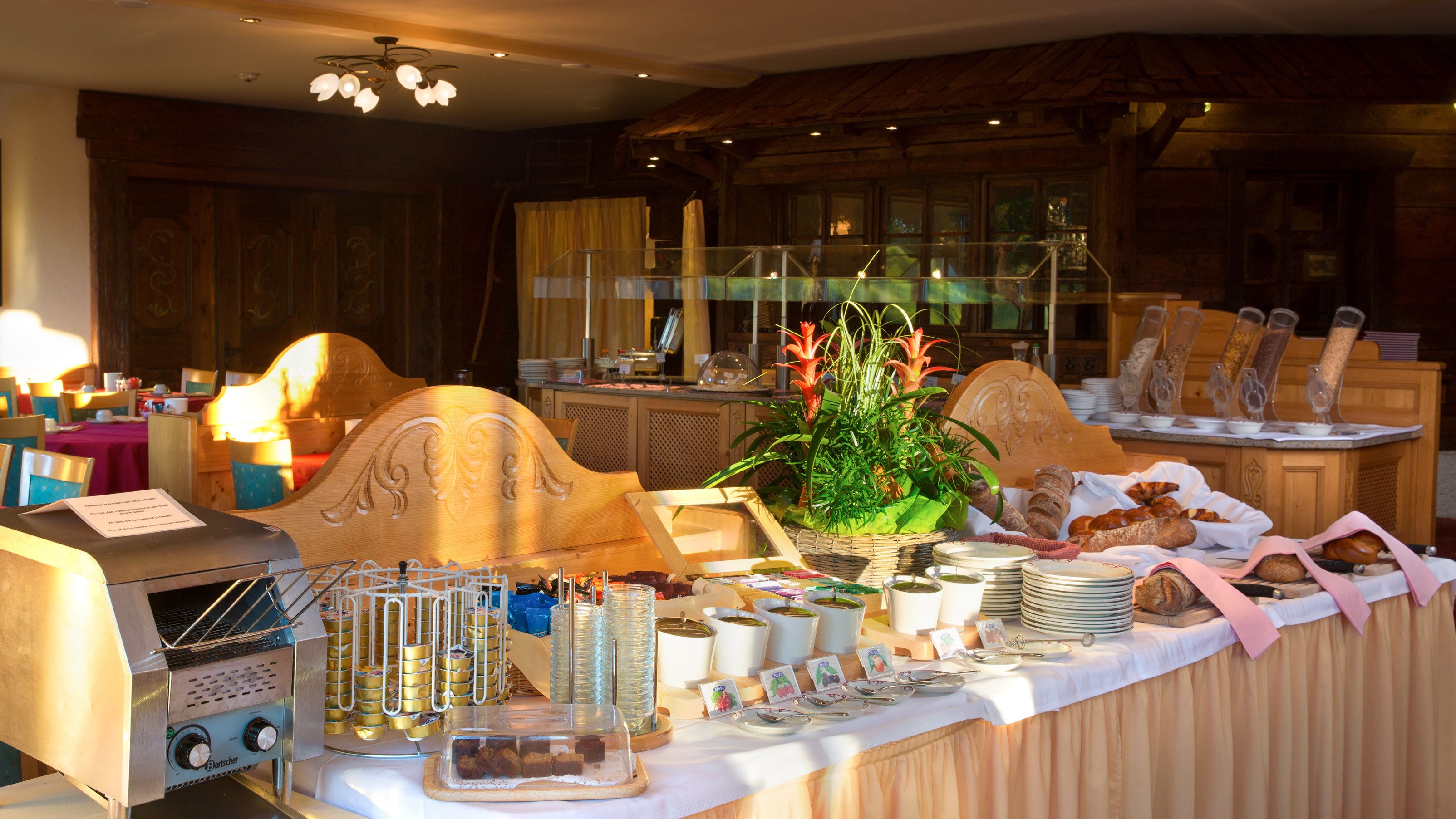 Un buffet proposant une variété de plats, des plateaux de service et un espace dédié au buffet.