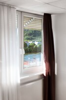 舒适双人房, 河景 | 办公桌、遮光窗帘、熨斗/熨板、免费 WiFi