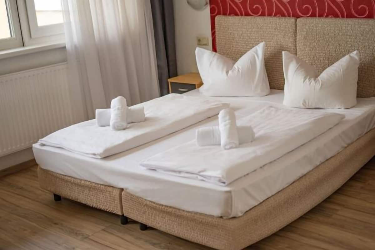Escriptori, cortines opaques, planxa i posts de planxar i wifi gratuïta