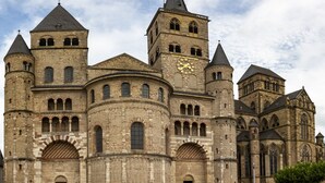 Una catedral histórica con múltiples torres, ventanas apuntadas y un reloj destacado.