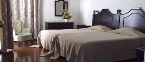ตู้นิรภัยในห้องพัก, โต๊ะทำงาน, เตารีด/โต๊ะรีดผ้า