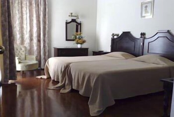 In-room safe, desk, iron/ironing board, free cribs/infant beds - Sirius (Funchal)