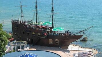 Ein Restaurant im Piratenthema mit Außenplätzen mit Blick auf das Meer.