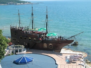 A pirate-themed restaurant with outdoor seating overlooking the sea. - Sirius Beach (Varna)