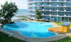 Piscine intérieure, piscine extérieure en saison