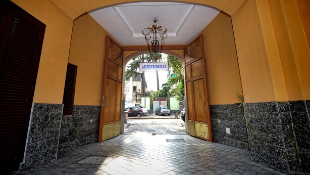 A hotel entrance with a sign reading "ARRIVEDERCI". - Hotel Barbato (Naples)