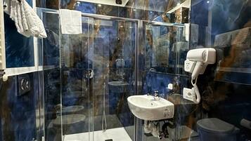 Dutxa, capçal de dutxa tipus cascada i articles de tocador gratuïts