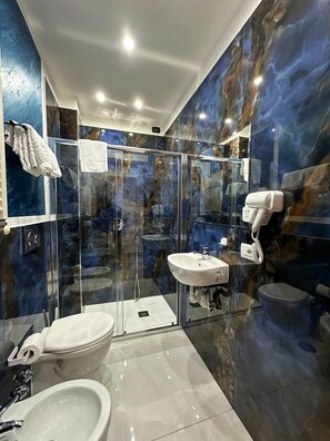 Doccia, soffione a pioggia, set di cortesia gratuito, asciugacapelli