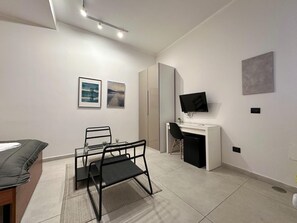 In-room safe, desk, free WiFi, bed sheets - Hotel Barbato (Naples)