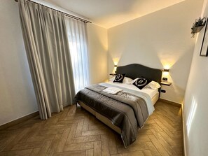 In-room safe, desk, free WiFi, bed sheets - Hotel Barbato (Naples)