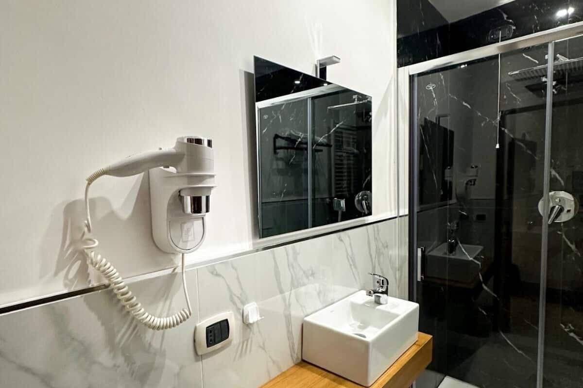 Shower, pancuran hujan, perlengkapan mandi gratis, dan pengering rambut