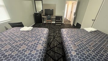 Zimmer, Nichtraucher (1 King Bed & 2 Queen Beds) | Schreibtisch, Bügeleisen/Bügelbrett, kostenloses WLAN, Bettwäsche