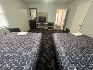 Quarto, para não fumantes (1 King Bed & 2 Queen Beds) | Escrivaninha, ferros/tábuas de passar roupa, Wi-Fi de cortesia