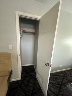 Quarto, para não fumantes (1 King Bed & 2 Queen Beds) | Escrivaninha, ferros/tábuas de passar roupa, Wi-Fi de cortesia