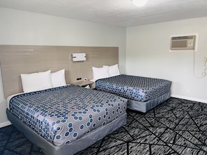 Quarto standard, 2 camas Queen | Escrivaninha, Wi-Fi de cortesia, roupa de cama