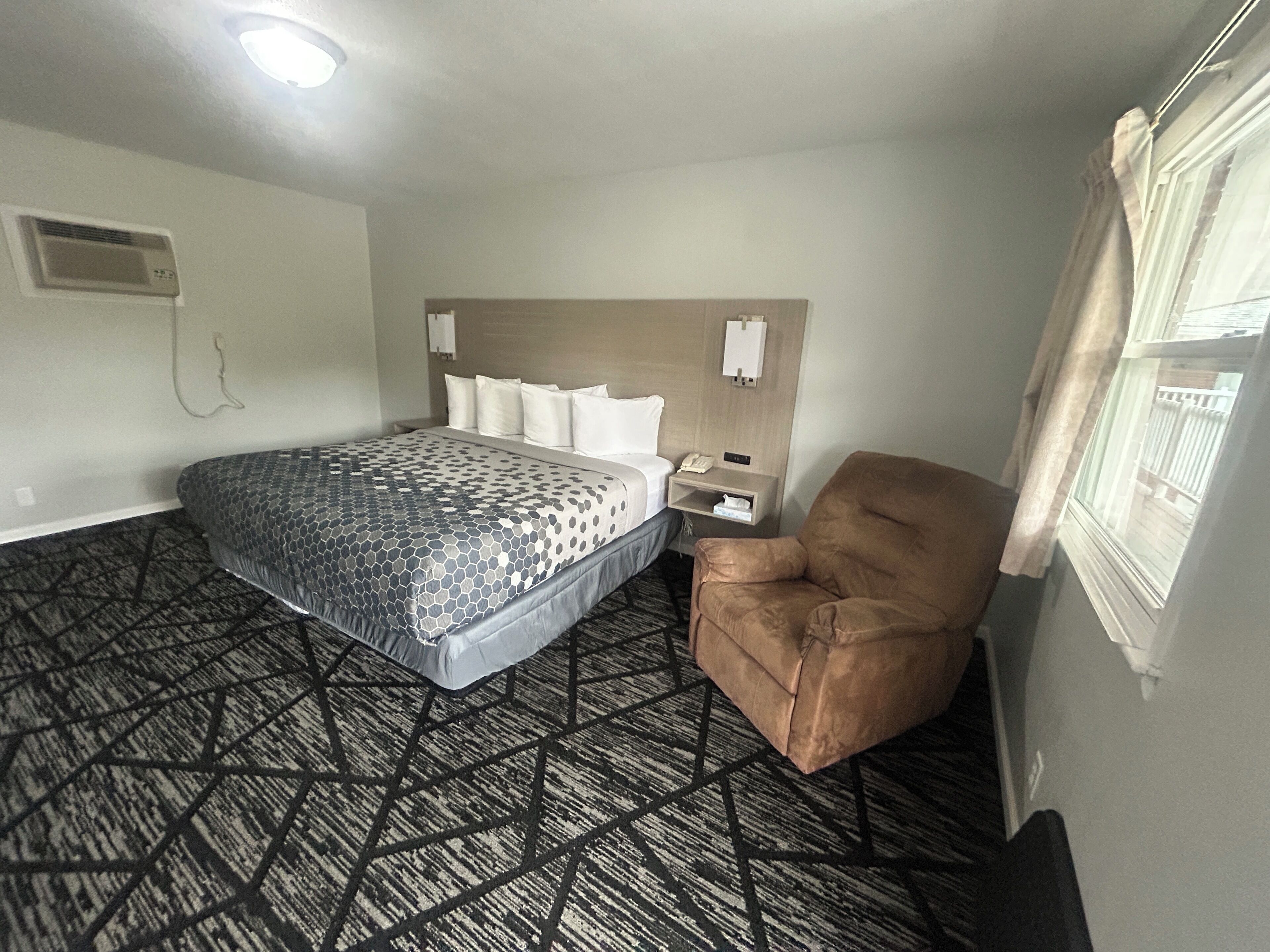 Room, Non Smoking (1 King Bed & 2 Queen Beds) | Desk, iron/ironing board, free WiFi, bed sheets