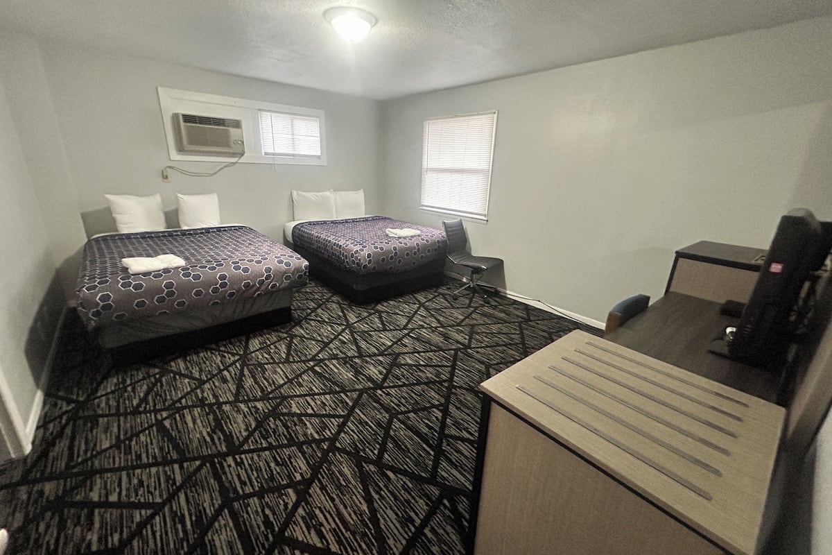 Zimmer, Mehrere Betten, Nichtraucher | Schreibtisch, Bügeleisen/Bügelbrett, kostenloses WLAN, Bettwäsche