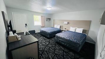 Habitación, 2 camas Queen size, para no fumadores | Escritorio, tabla de planchar con plancha, wifi gratis y ropa de cama