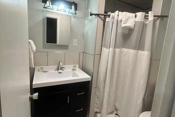 Room, Non Smoking (1 King Bed & 2 Queen Beds) | Bathroom | Free toiletries, hair dryer, towels