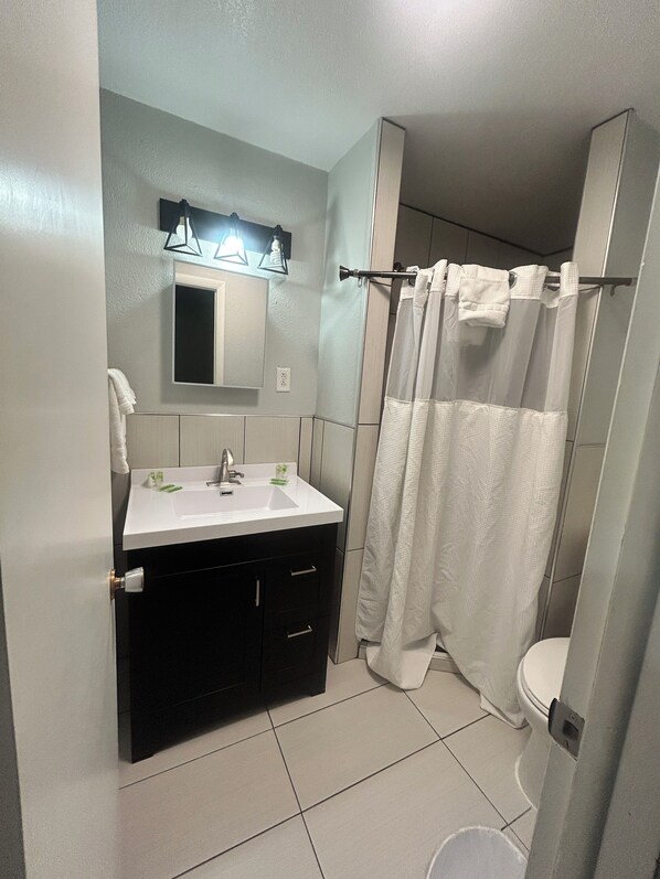 Quarto, para não fumantes (1 King Bed & 2 Queen Beds) | Banheiro | Produtos de toalete grátis, secador de cabelo (mediante solicitação)