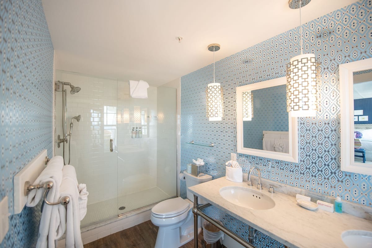 suite, balcony, ocean view (adler ocean suite) | bathroom | free toiletries, towels