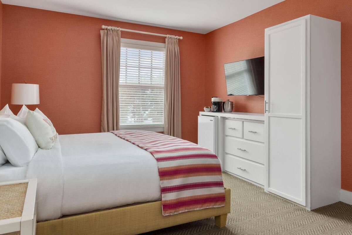 Room, 1 King Bed (Tides | Seating Area) | Premium bedding, individually decorated, individually furnished