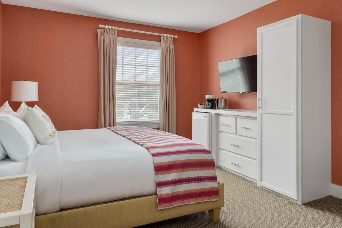 Room, 1 King Bed (Tides | Seating Area) | Premium bedding, individually decorated, individually furnished