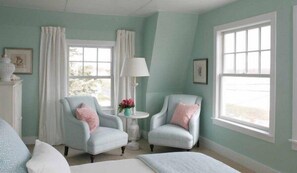 Premium bedding, individually decorated, individually furnished - The Tides Beach Club (Kennebunkport)
