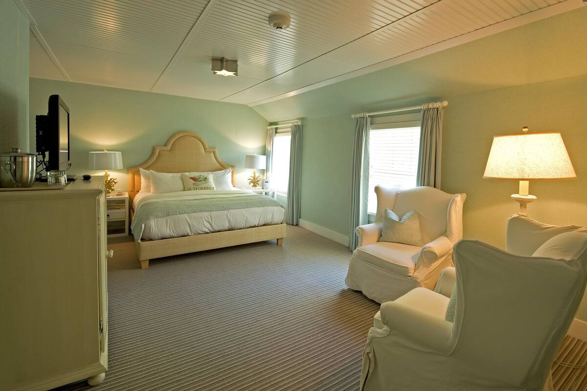 Quarto (Tides King with Seating Area) | Roupas de cama premium, individualmente decorados