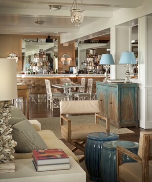 Lobby sitting area - The Tides Beach Club (Kennebunkport)