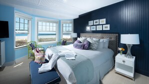 Un dormitorio con cama, mesita de noche y ventana con vistas.