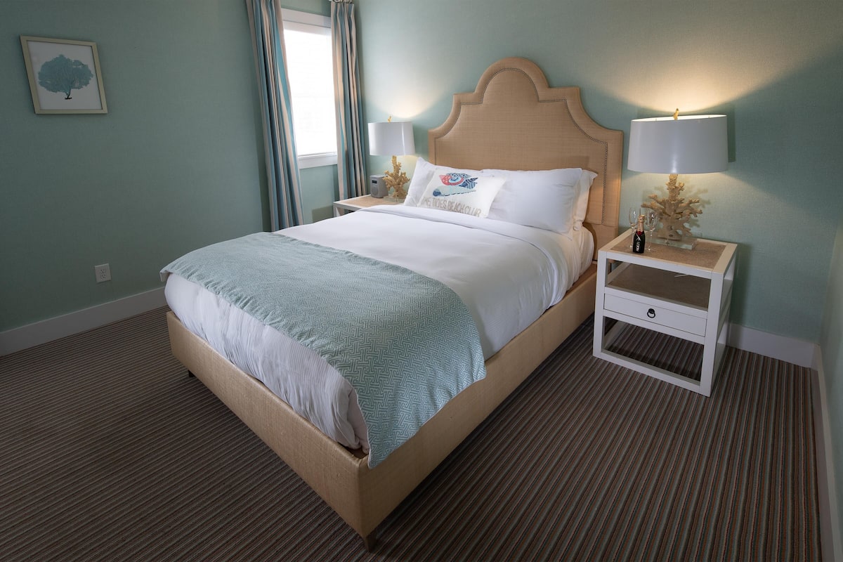 Room, 1 Queen Bed, Mobility Accessible (Tides) | Premium bedding, individually decorated, individually furnished