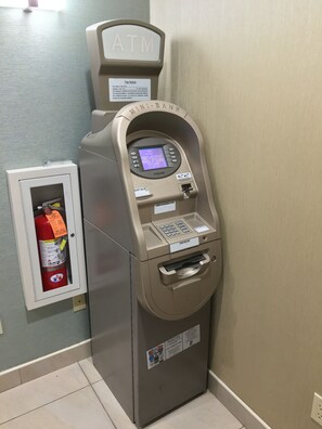 Geldautomat/Bank vor Ort