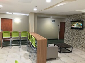 Lobby sitting area - Corona Hotel (Corona)