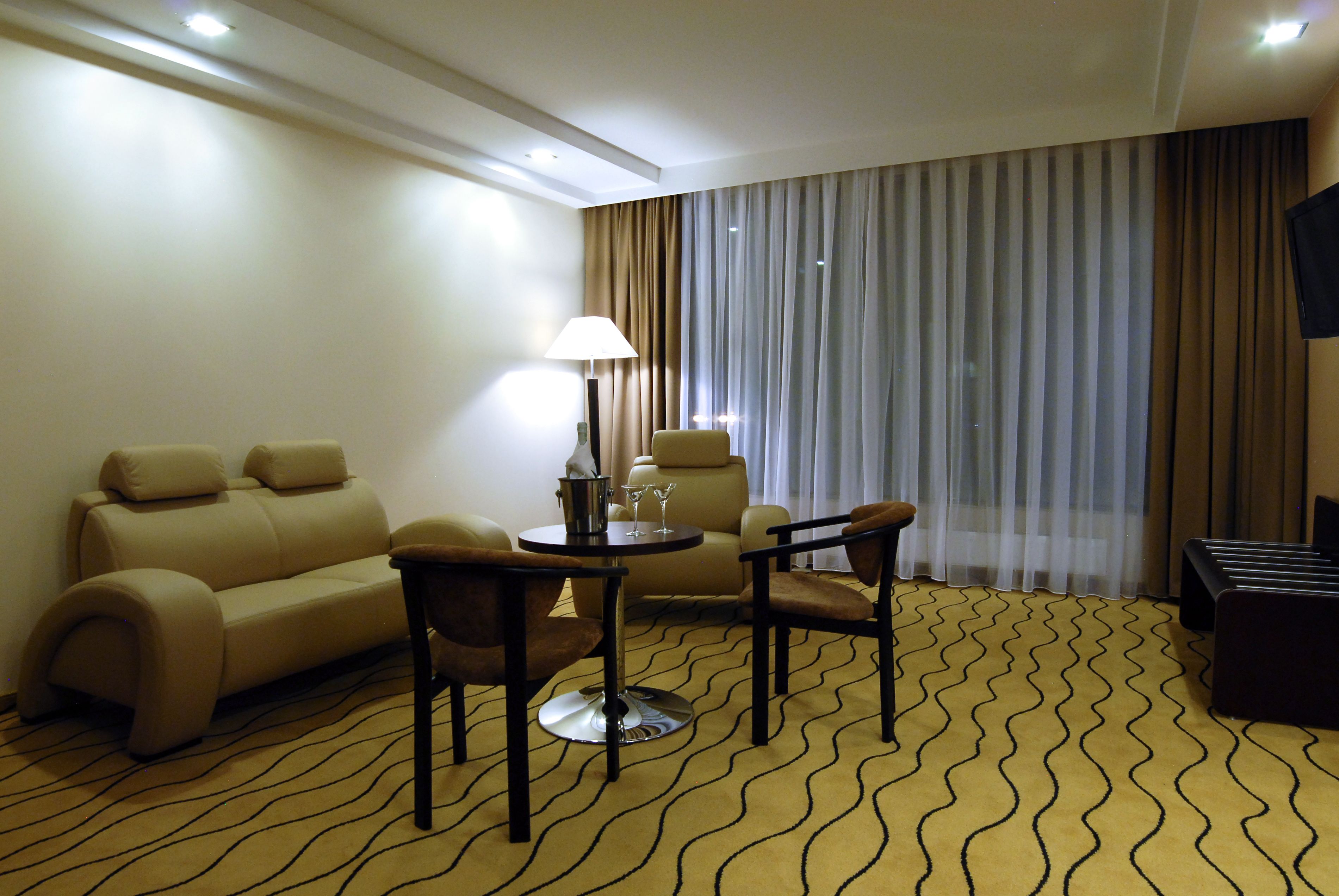 luxury suite, bathtub | premium bedding, select comfort beds, in-room safe, desk