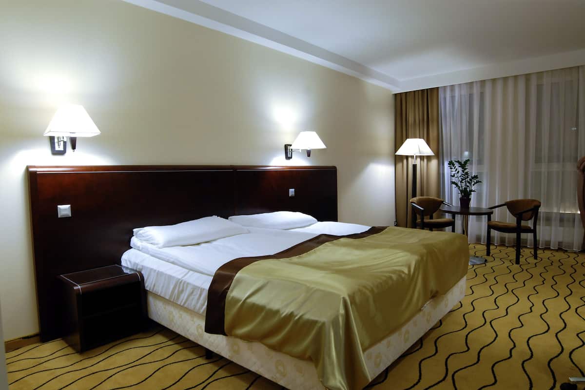 premium bedding, select comfort beds, in-room safe, desk