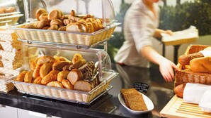 En buffet med forskellige brød og kager i fletkurve.