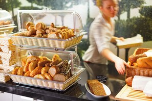 Tägliches Frühstücksbuffet (17 EUR pro Person)