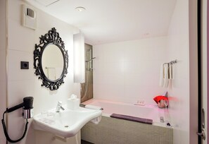 Romanttinen huone (Bohem Sweetheart Room) | Kylpyhuone | Ilmaiset hygieniatuotteet, hiustenkuivaaja, lämmitetyt lattiat, pyyhkeet