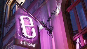 En neonskilte for et kunsthotel med moderne design.