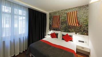 Hypo-allergenic bedding, minibar, in-room safe, desk