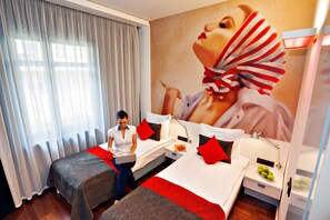 Habitación clásica con 2 camas individuales | Zona de estar | Televisión de pantalla plana de 82 cm con canales por satélite