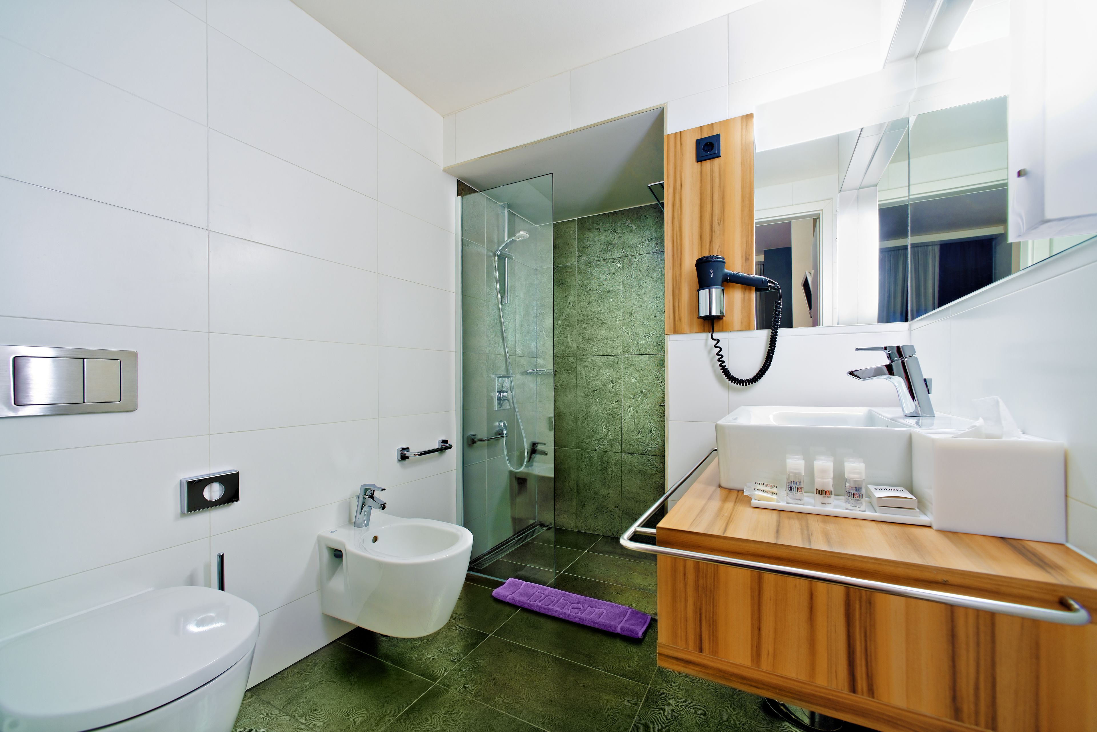 bohem hip suite | bathroom | free toiletries, hair dryer, heated floors, towels