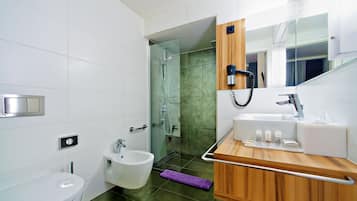 Bohem Hip Suite | Bathroom | Free toiletries, hair dryer, heated floors, towels